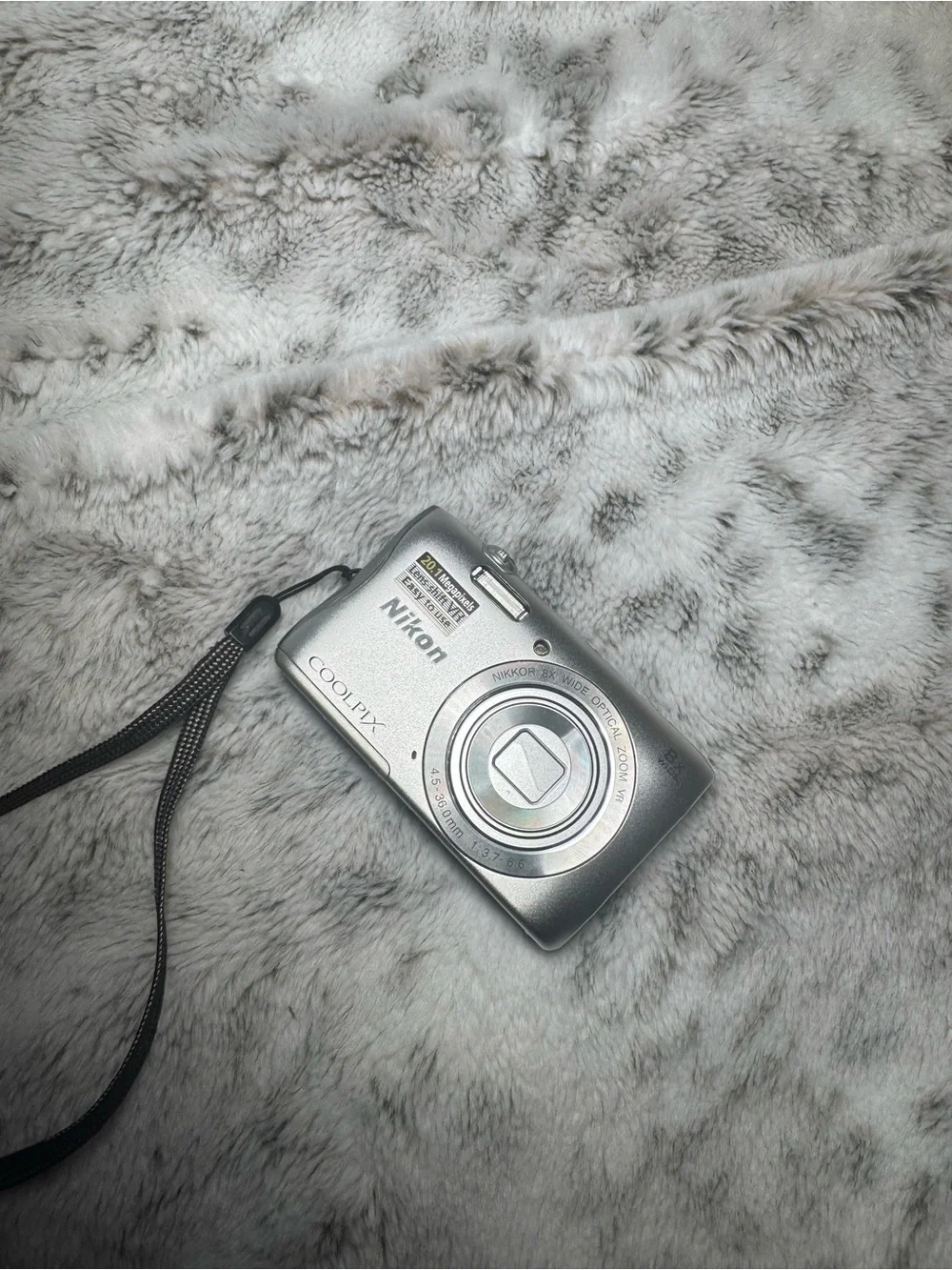 Nikon COOLPIX S3700 20.1MP Silver Camera 8x Zoom  TESTED